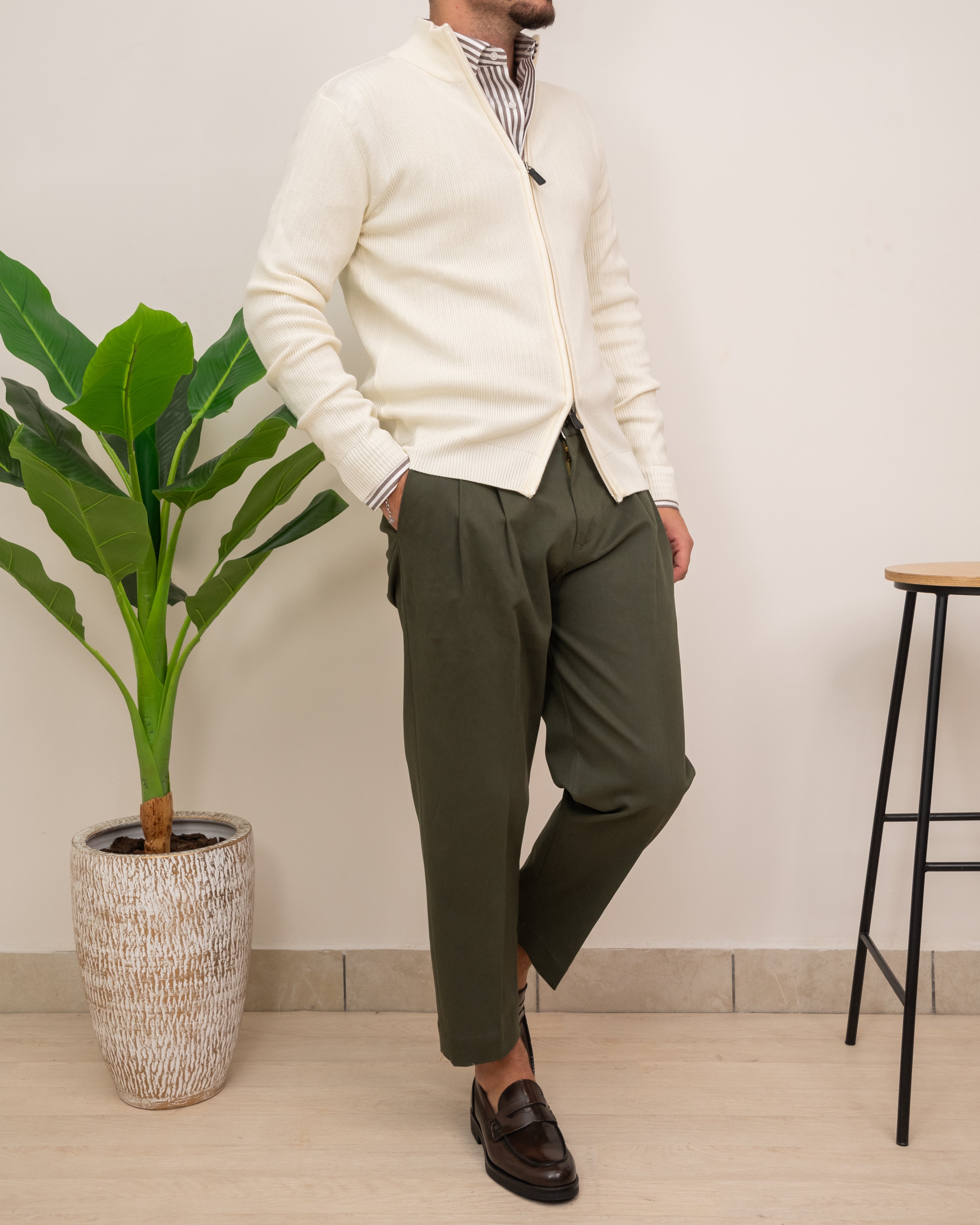 OUTFIT: CAMICIA SIENA SARTORIA MIGLIACCIO CON CARDIGAN SEINSE FULL ZIP E PANTALONE DOPPIAVVI CHINO PI86I