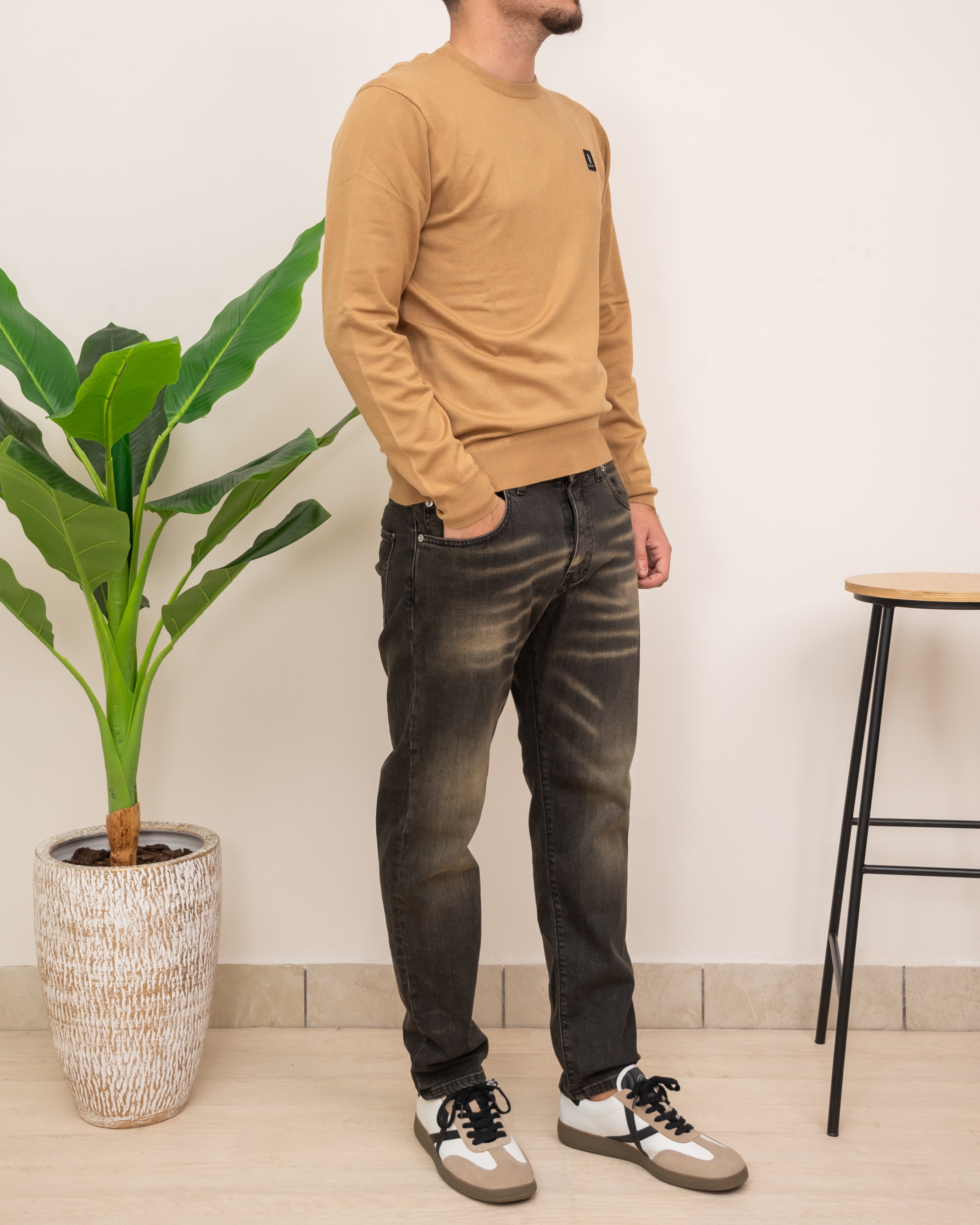 OUTFIT: REFRIGUE MAGLIA W00156 CON JEANS CRACK LC08-05