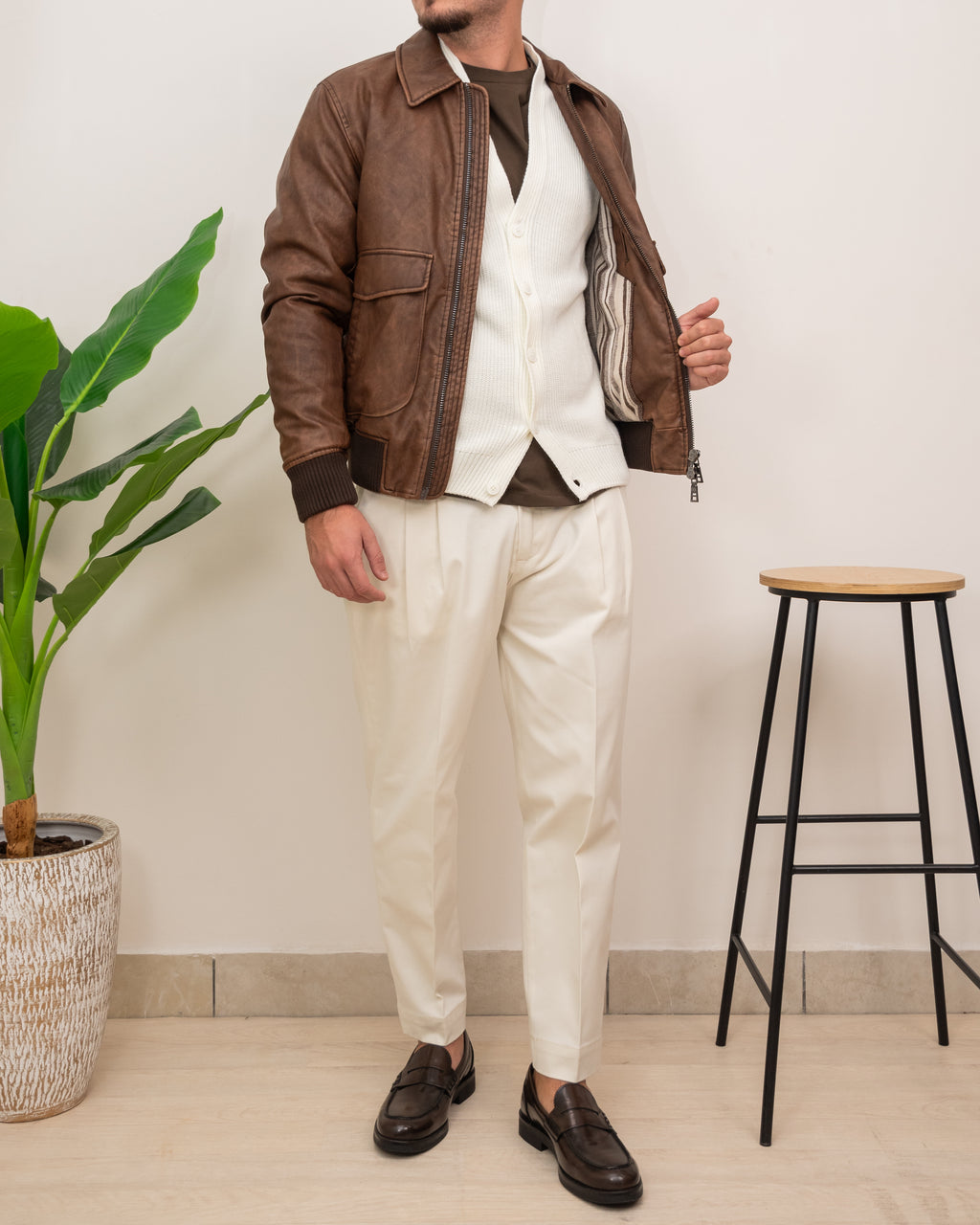 OUTFIT: GIUBBOTTO SEINSE IN ECOPELLE CON CARDIGAN SQUAD MA427 E PANTALONE DOPPIAVVI CHINO PI86I