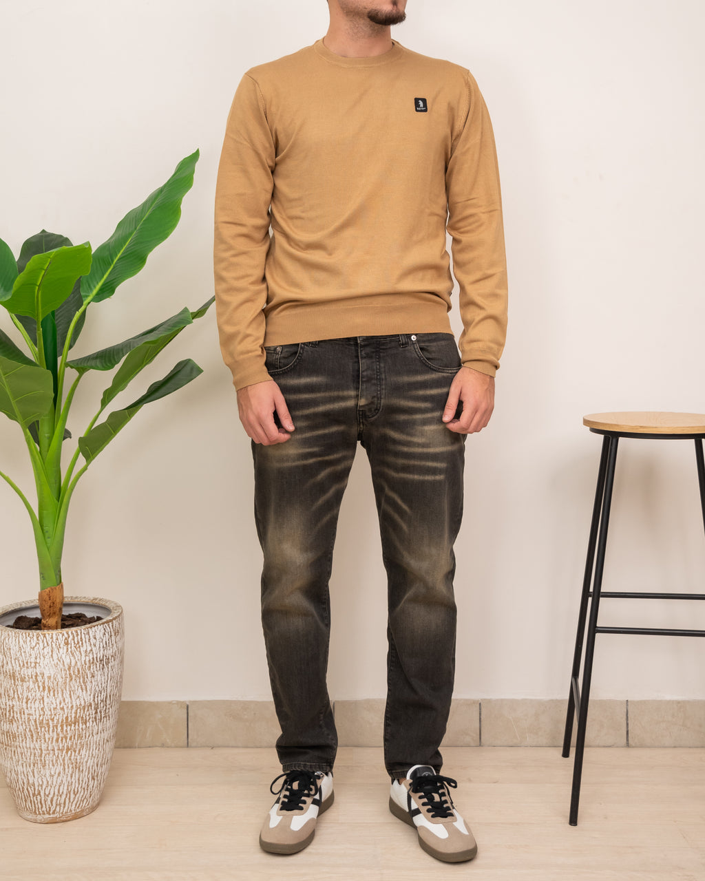 OUTFIT: REFRIGUE MAGLIA W00156 CON JEANS CRACK LC08-05