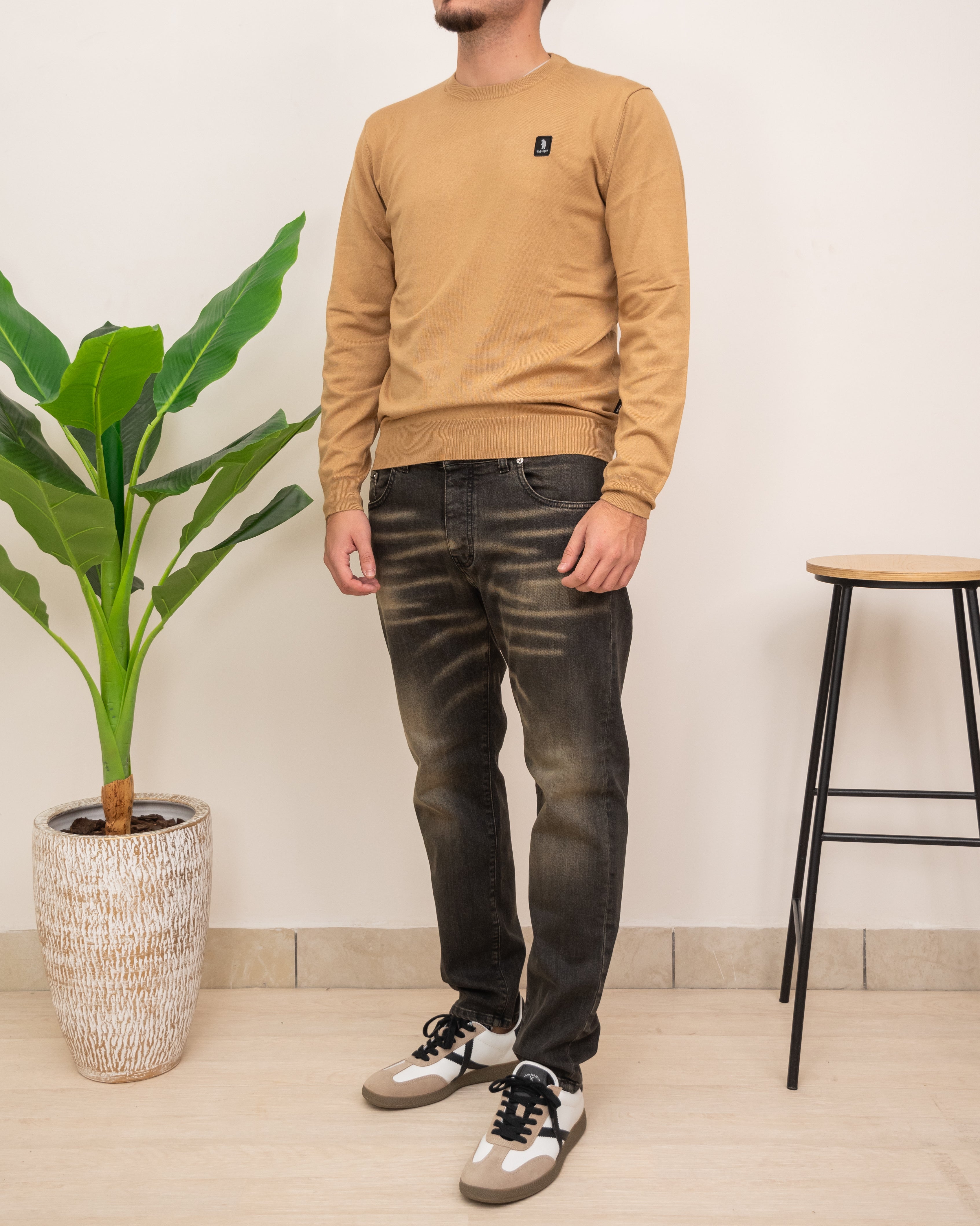 OUTFIT: REFRIGUE MAGLIA W00156 CON JEANS CRACK LC08-05