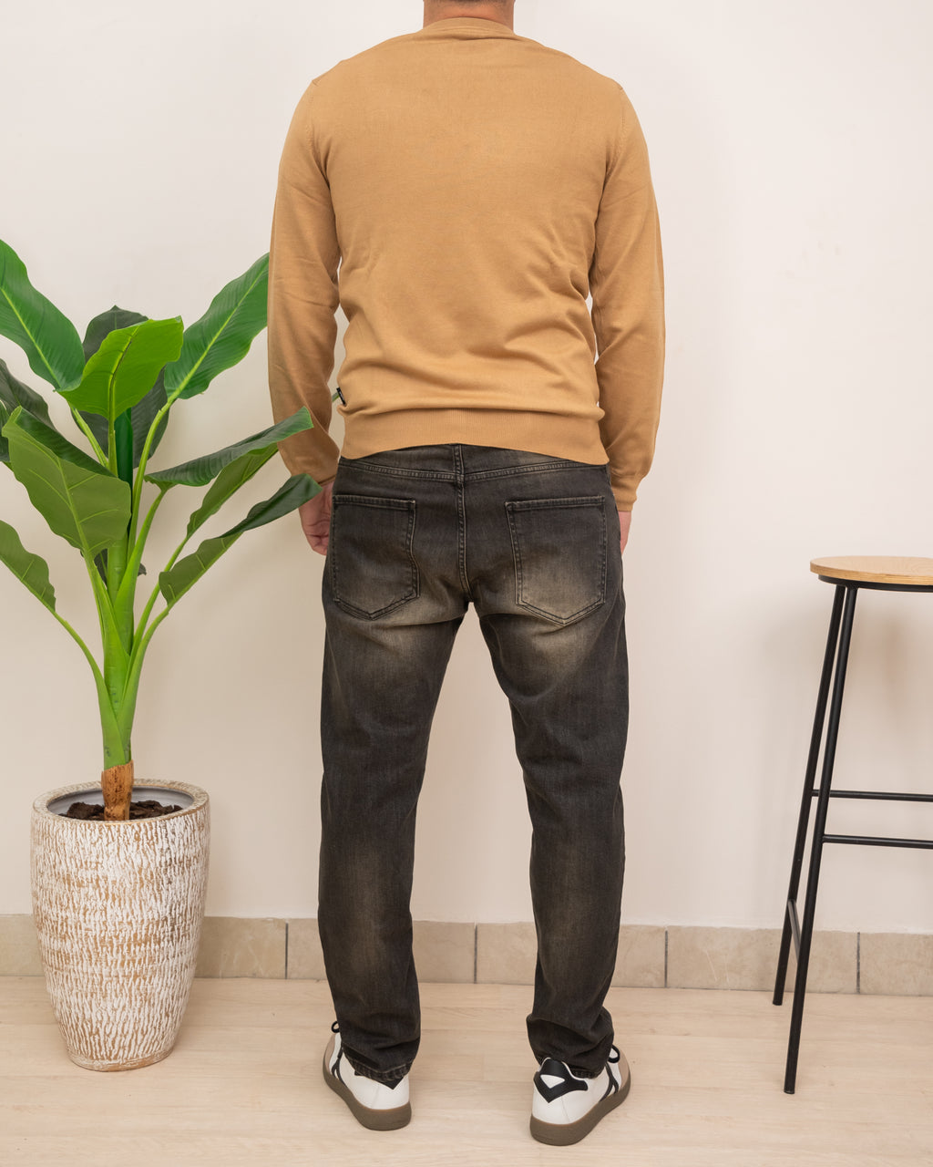 OUTFIT: REFRIGUE MAGLIA W00156 CON JEANS CRACK LC08-05