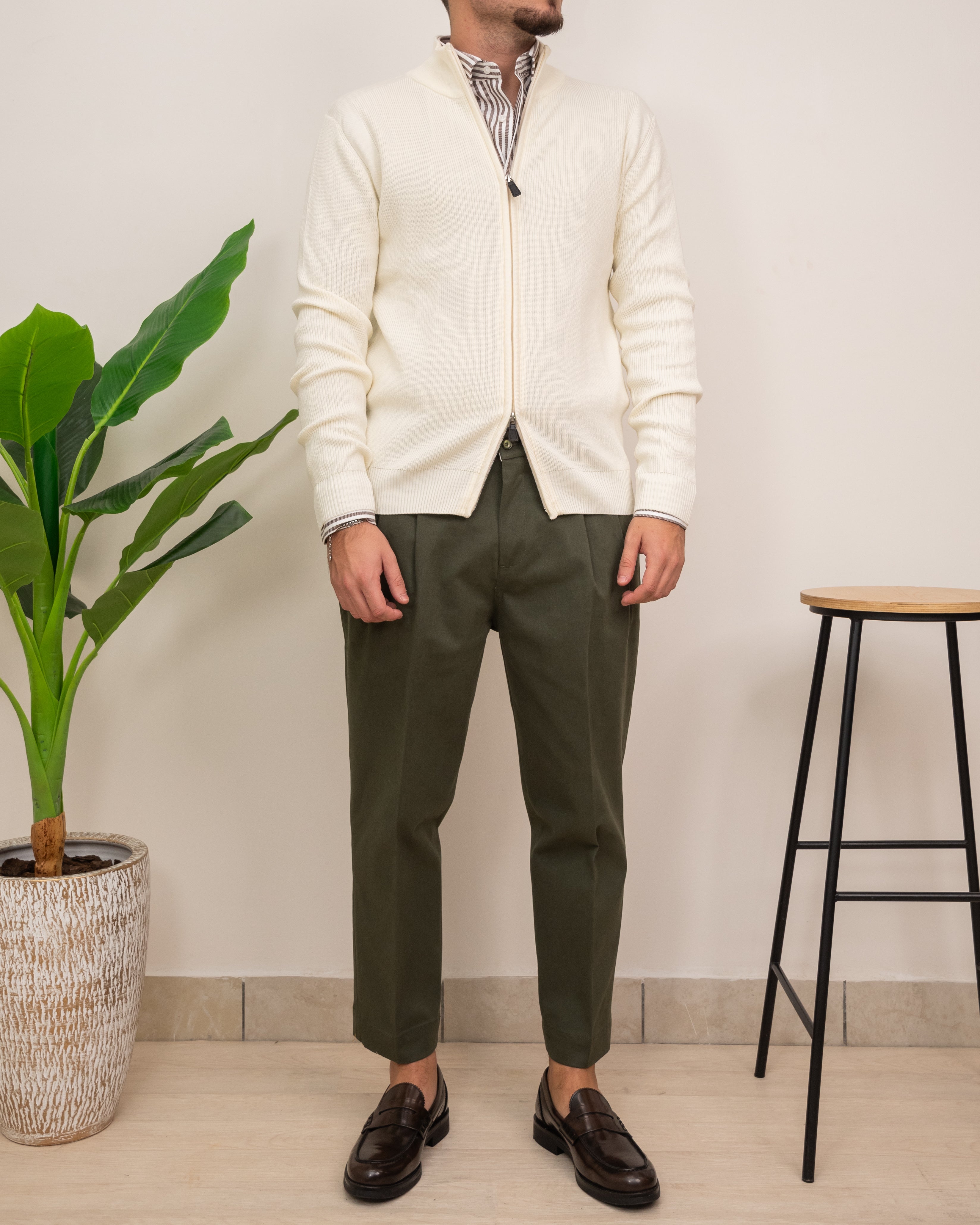 OUTFIT: CAMICIA SIENA SARTORIA MIGLIACCIO CON CARDIGAN SEINSE FULL ZIP E PANTALONE DOPPIAVVI CHINO PI86I